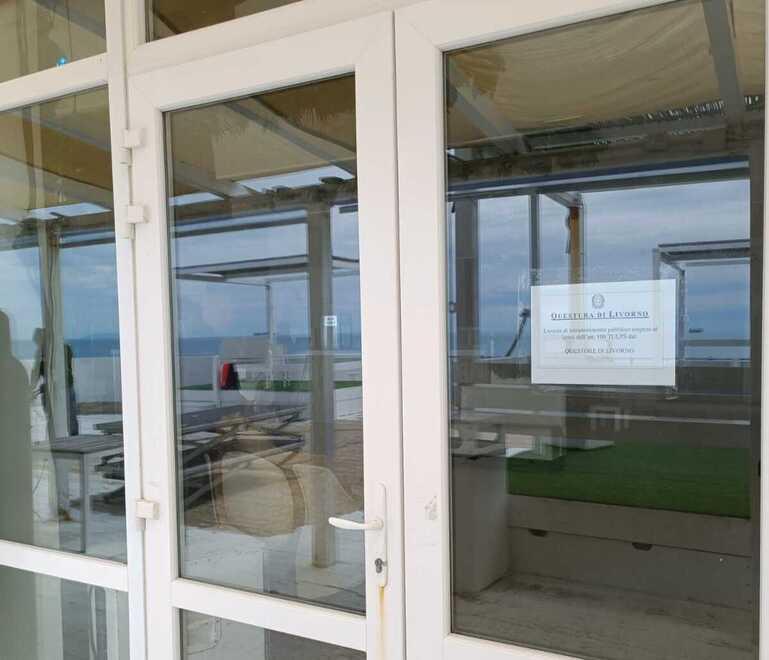 Il foglio della questura sulla porta della discoteca