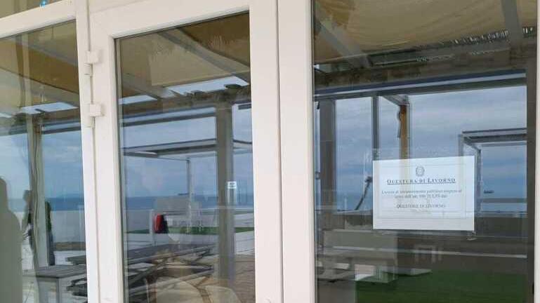 Il foglio della questura sulla porta della discoteca