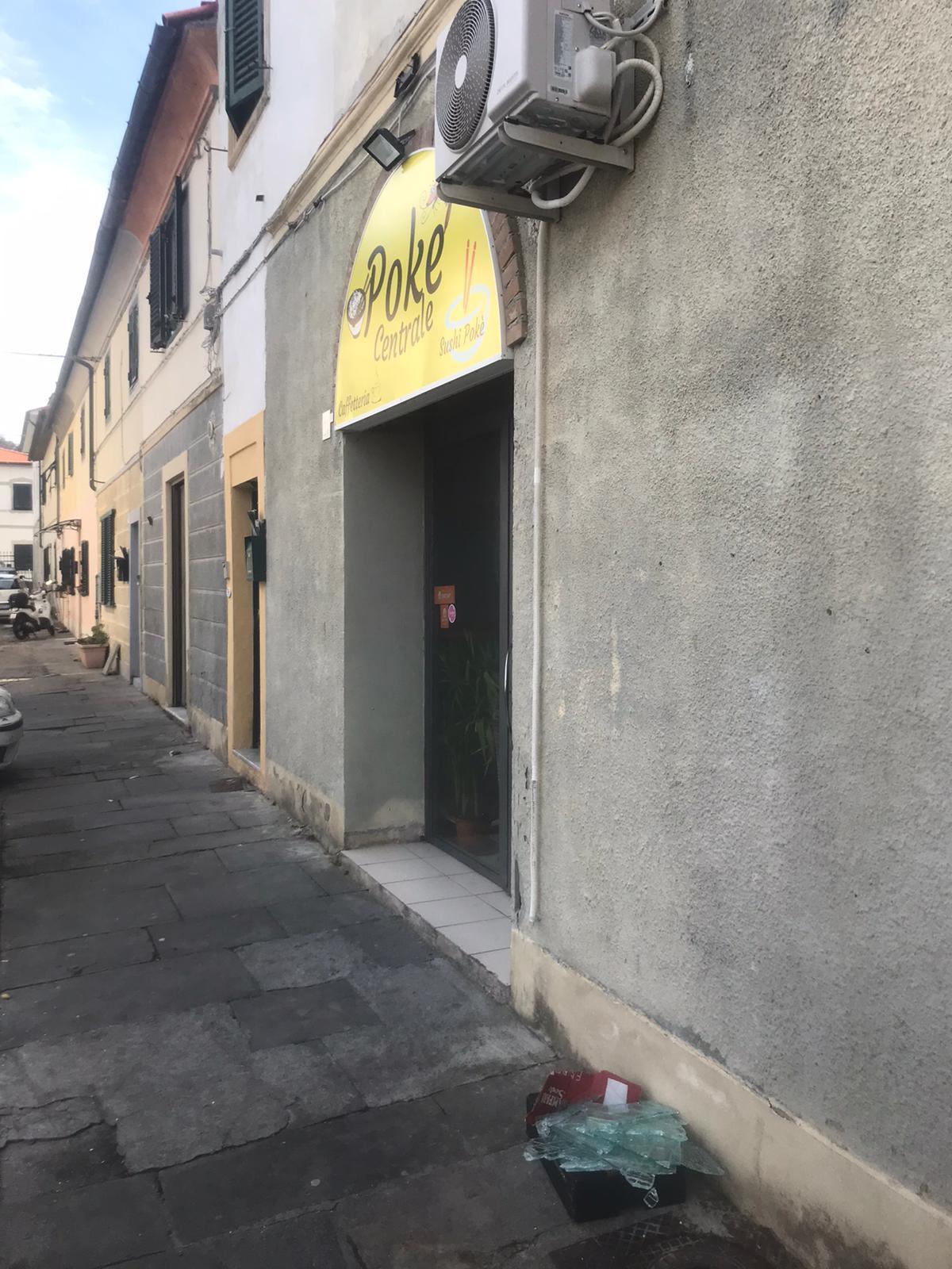 Spacca il vetro del bar in piazza Bartolommei e porta via le monete