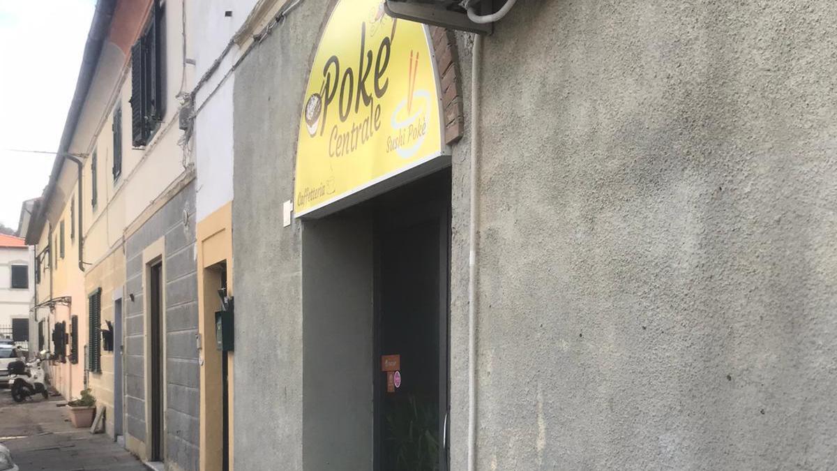 Spacca il vetro del bar in piazza Bartolommei e porta via le monete