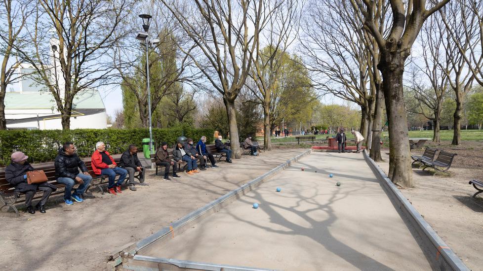 Modena. Perde una partita di bocce e prende a pugni due anziani 