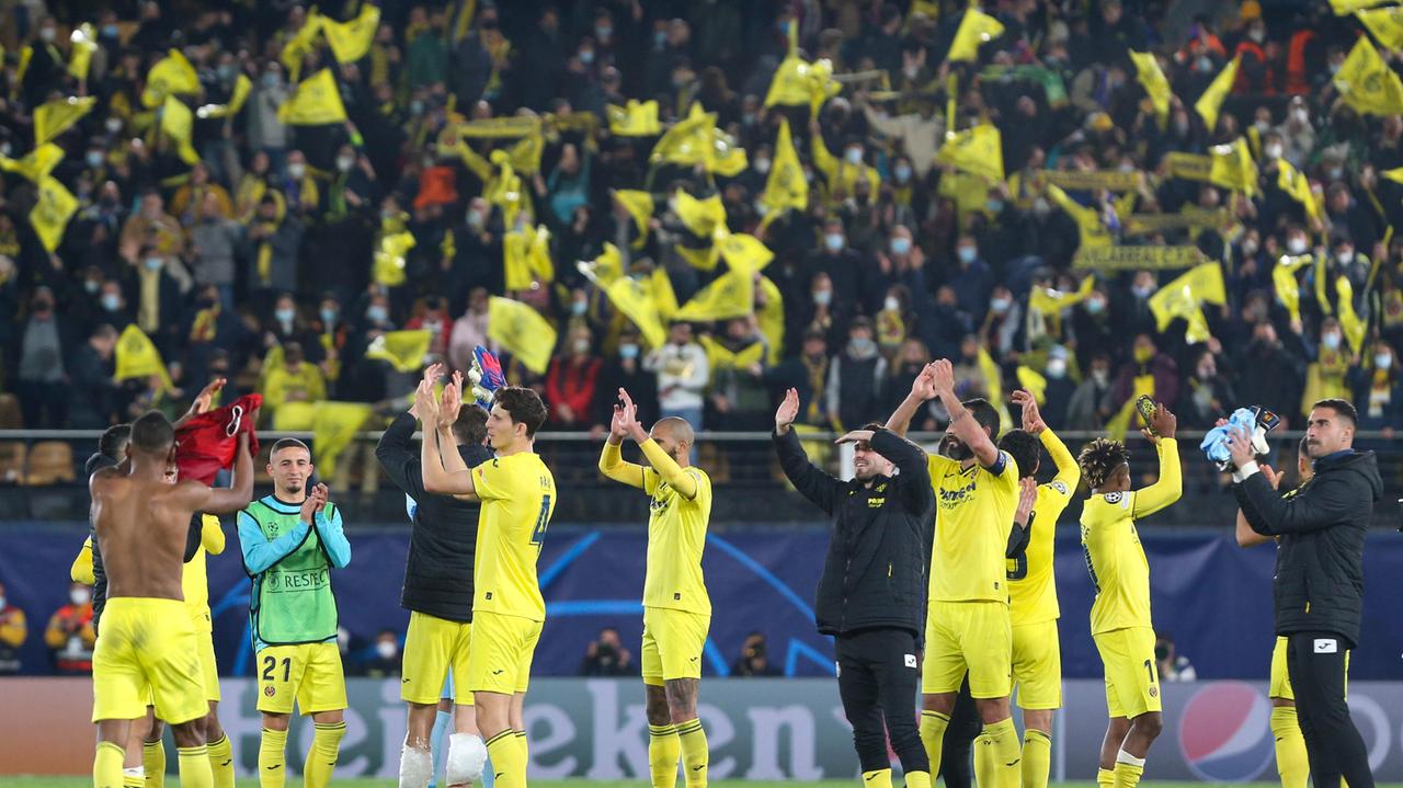 I calciatori del Villareal festeggiano con i tifosi la storica vittoria contro il Bayern Monaco nell'andata dei quarti di finale di Champions league (Foto Ap/Alberto Saiz)