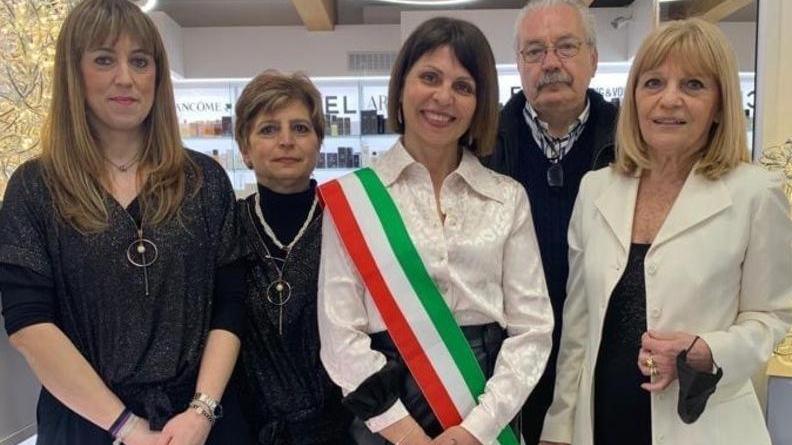 Mirandola. La festa di Iris e Lino: «Nel nostro negozio da cinquant’anni»
