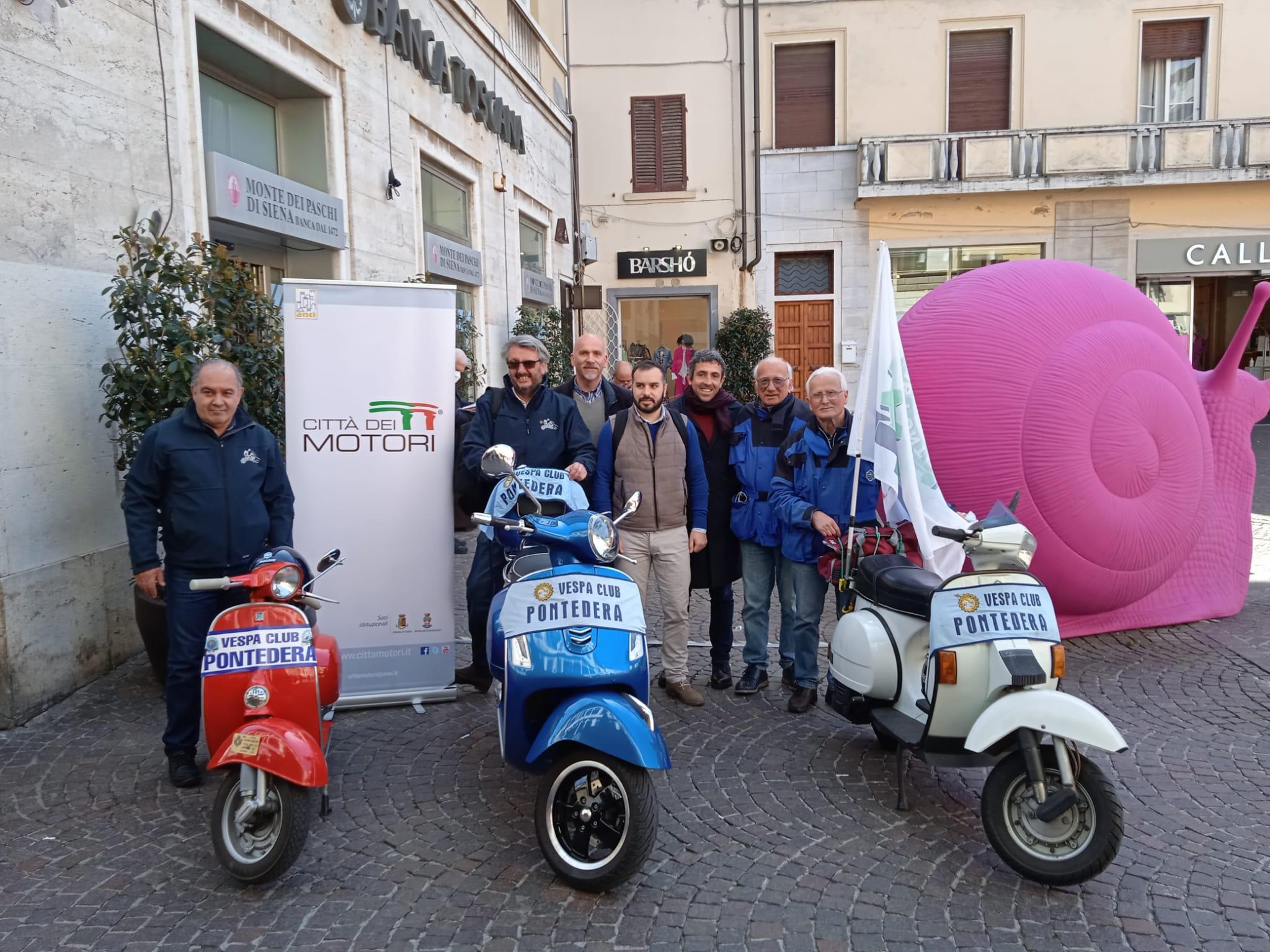 La presentazione del ritorno del Vespa Day a Pontedera, che ritorna a infiammare la città con il suo simbolo dopo due anni di stop a causa della pandemia