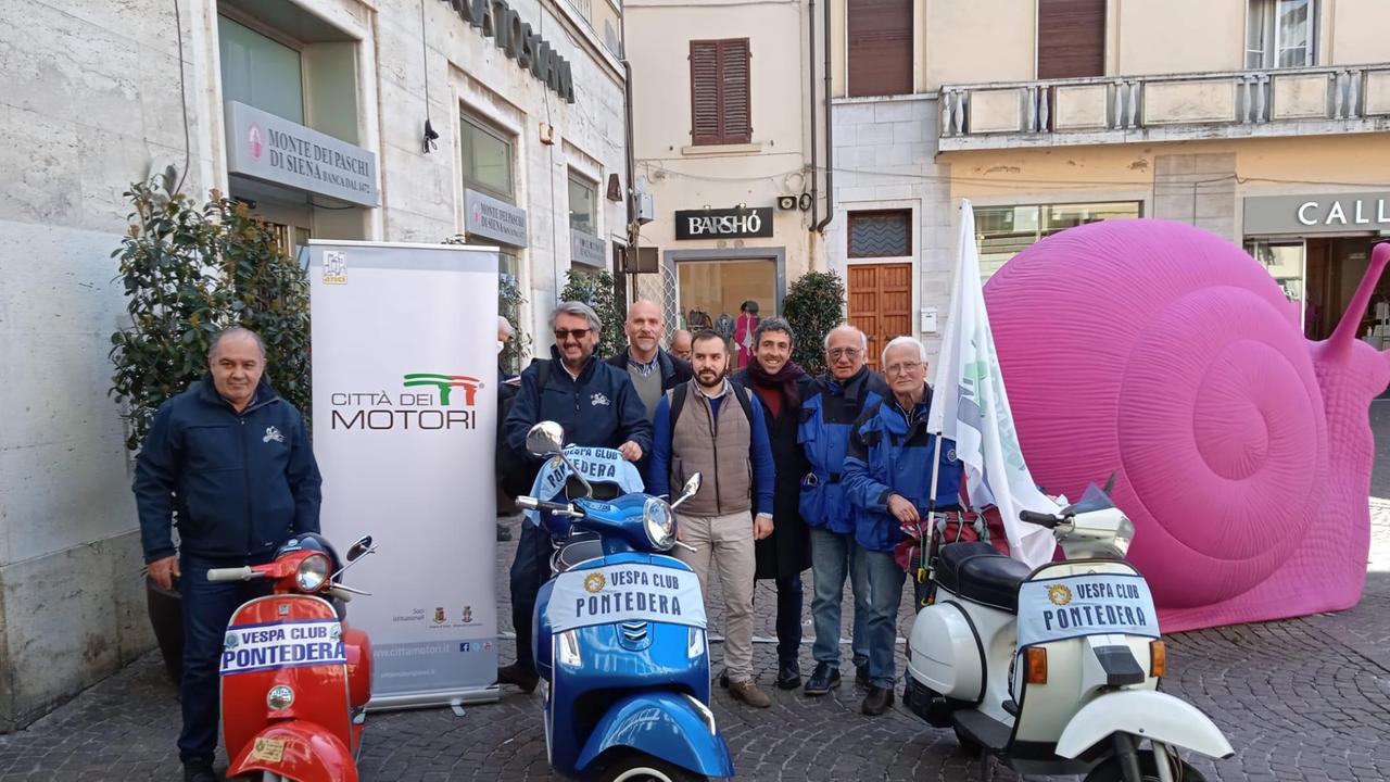 La presentazione del ritorno del Vespa Day a Pontedera, che ritorna a infiammare la città con il suo simbolo dopo due anni di stop a causa della pandemia