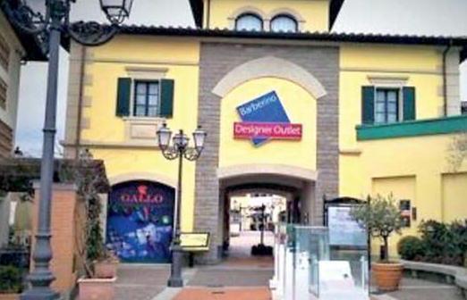 L’ingresso dell’outlet a Barberino del Mugello dove l’imputato lavorava per la ditta di San Miniato
