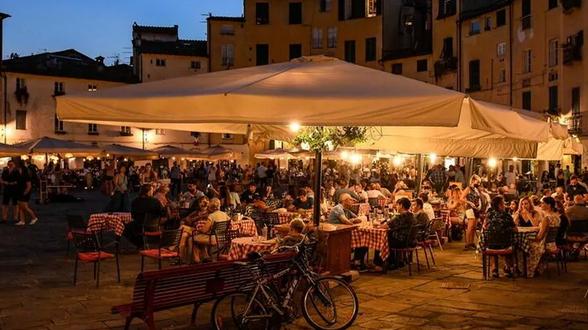 Suolo pubblico, si ricomincia a pagare. Salassi da migliaia di euro per i locali di Lucca