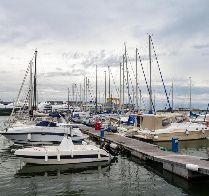 l Porto di Viareggio, l’approdo della Madonnina dove trovano spazio imbarcazioni di piccole e medie dimensioni (foto Paglianti)