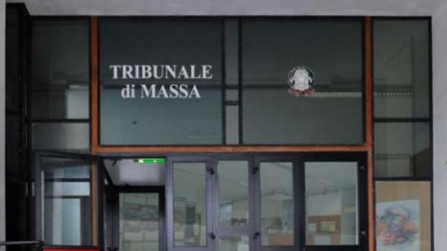 L’ingresso del tribunale di Massa (foto d’archivio)