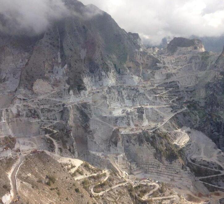 Una veduta delle cave di marmo (foto d'archivio)