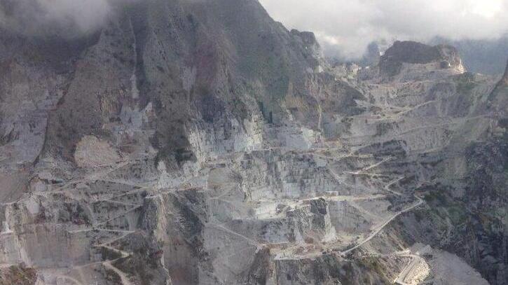 Una veduta delle cave di marmo (foto d'archivio)