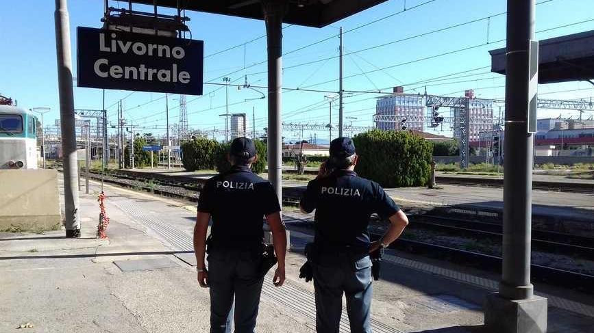 Due agenti della polfer alla stazione di Livorno