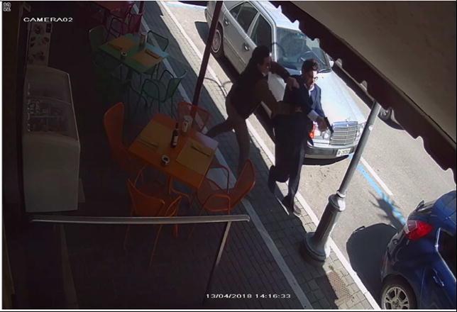 Raffaele Papa impugna la pistola per sparare, il padre Antonio cerca di fermarlo