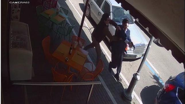 Raffaele Papa impugna la pistola per sparare, il padre Antonio cerca di fermarlo