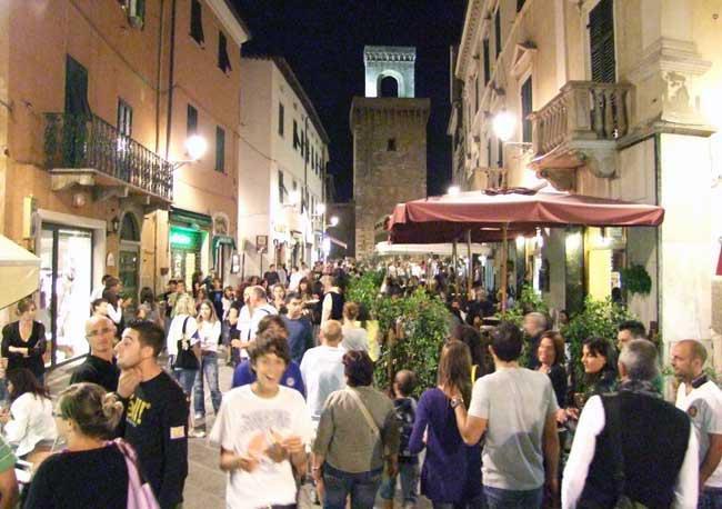 Corso Vittorio Emanuele II gremito di gente durante un’estate
