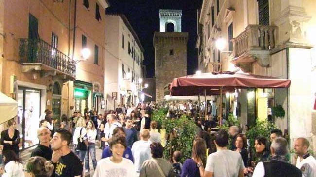 Corso Vittorio Emanuele II gremito di gente durante un’estate