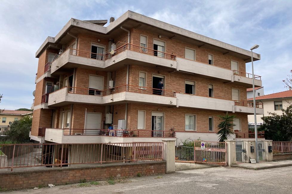 Il palazzo nel quale è scoppiato l’incendio ieri mattina poco prima delle 7 in Via Cipriani