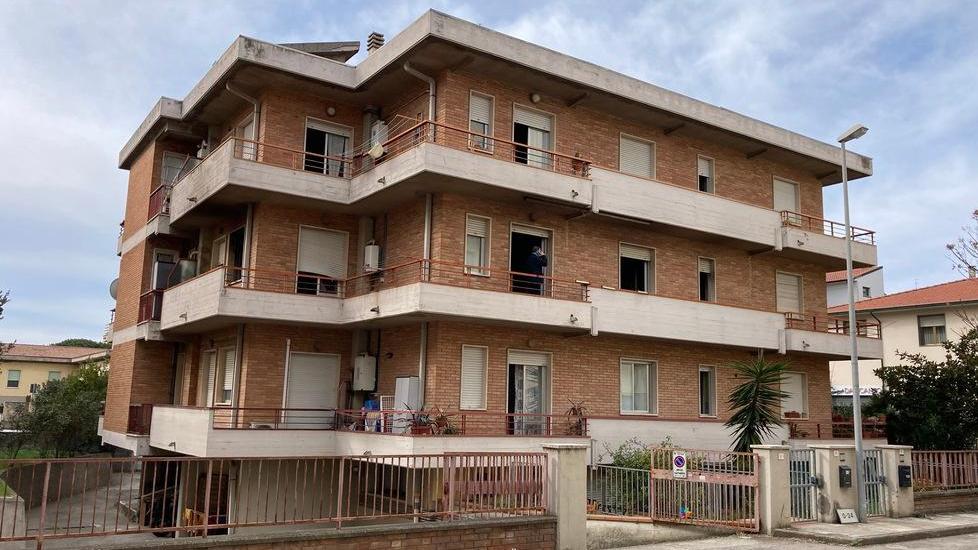 Il palazzo nel quale è scoppiato l’incendio ieri mattina poco prima delle 7 in Via Cipriani