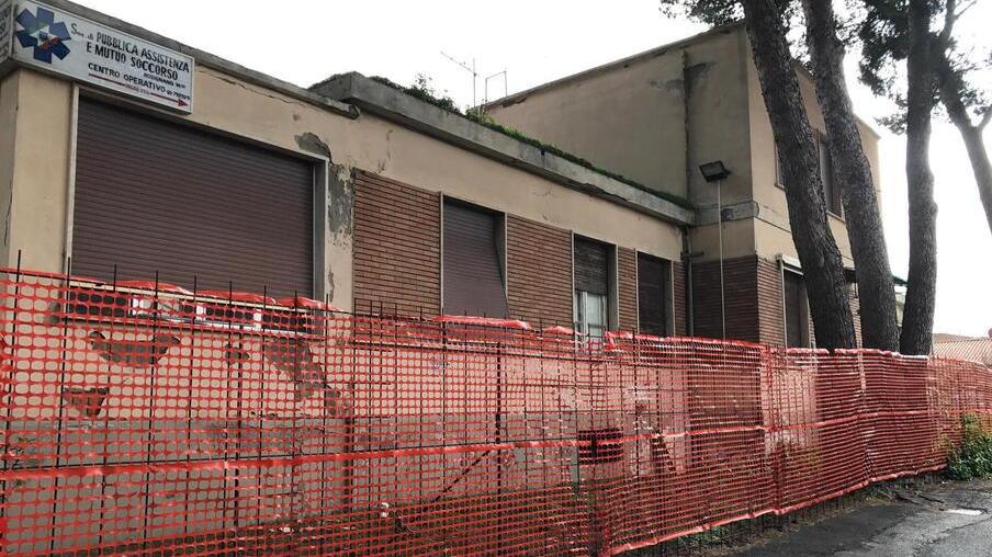 Il vecchio edificio transennato che verrà demolito e al suo posto nascerà una struttura di 800 metri quadrati