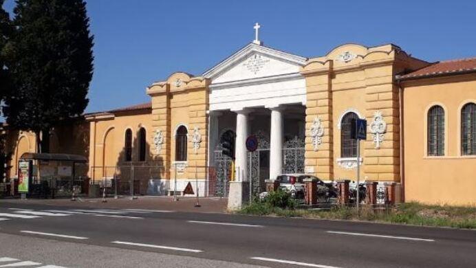 Il cimitero di via Pietrasantina