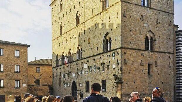 Turisti a Volterra