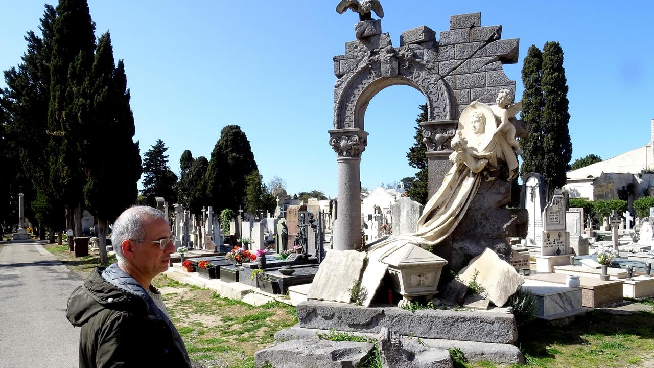 Fabrizio Vanali durante la visita al cimitero (foto ivan nuvoli)