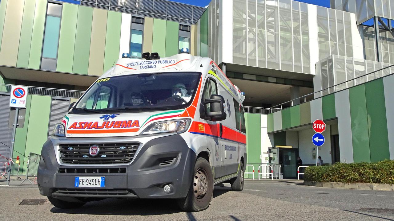 Un’ambulanza davanti all’ospedale San Jacopo (FOTO D’ARCHIVIO GORI)