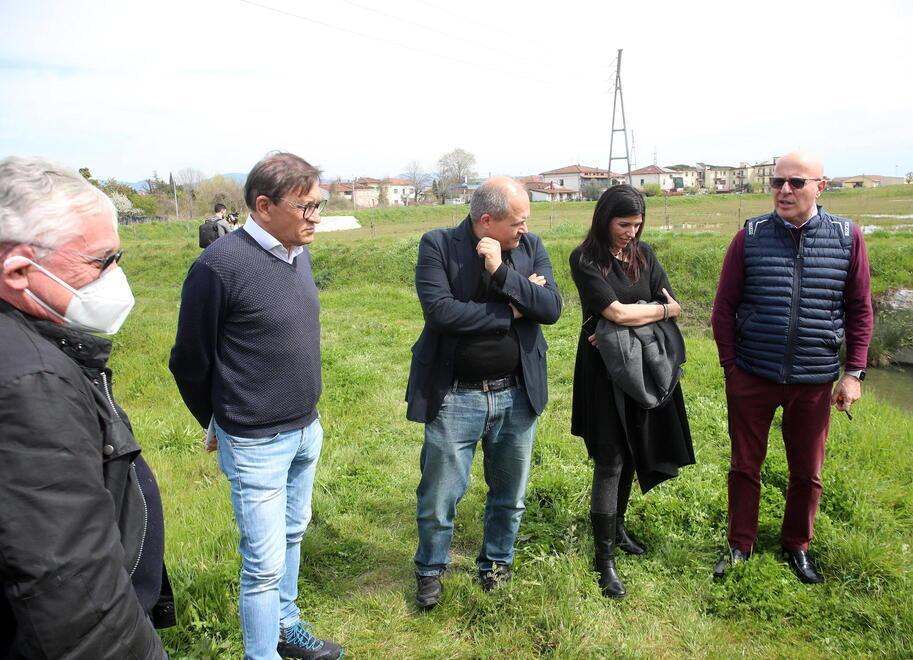 La visita dell’assessore regionale Monia Monni a Quarrata. Con lei, da sinistra, Daniele Manetti (Legambiente), Gabriele Giacomelli (Provincia), il vicesindaco Gabriele Romiti
e il presidente del Consorzio di bonifica Medio Valdarno Marco Bottino