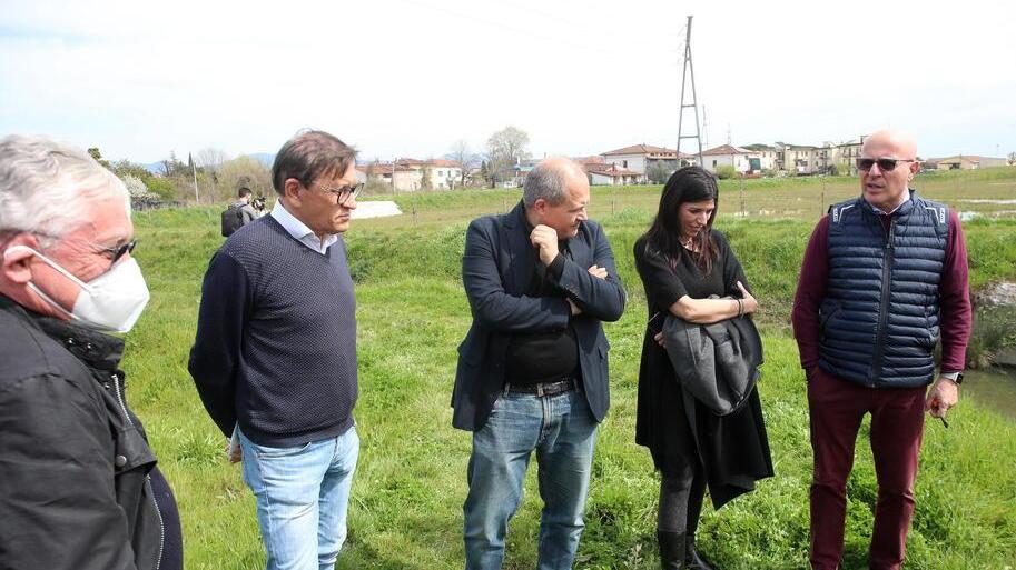 La visita dell’assessore regionale Monia Monni a Quarrata. Con lei, da sinistra, Daniele Manetti (Legambiente), Gabriele Giacomelli (Provincia), il vicesindaco Gabriele Romiti
e il presidente del Consorzio di bonifica Medio Valdarno Marco Bottino