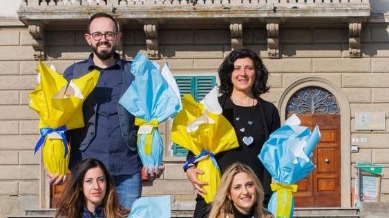 Alcuni volontari con le uova gialle e blu dell’iniziativa del Ccn