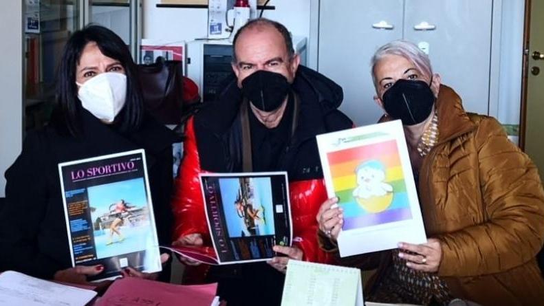 Da sinistra la dirigente Sabrina Zottola, Giuseppe Naim e Lorella Niccolini con il magazine