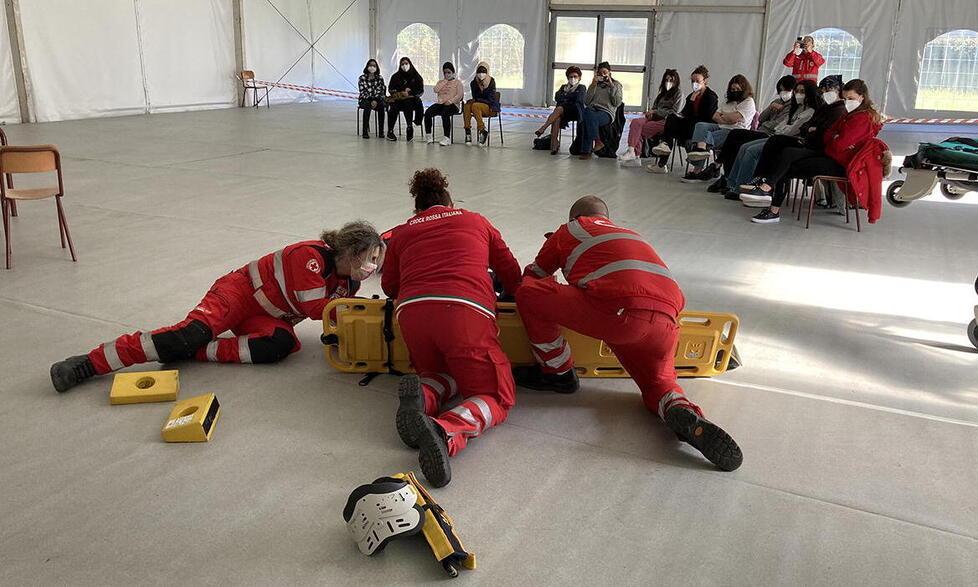 La lezione di primo soccorso della Croce Rossa (FOTO FALORNI/SILVI)