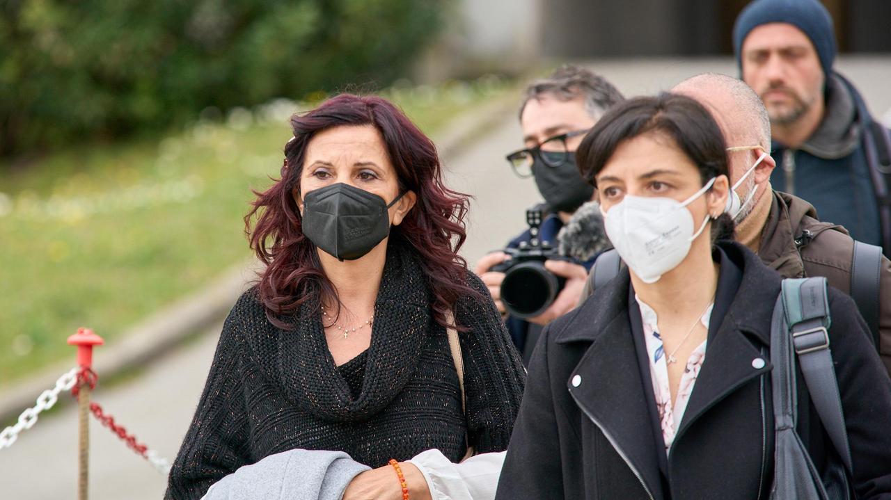 A sinistra Emma Marrazzo, la madre di Luana D'Orazio, all'uscita dal Tribunale (foto Sestini)