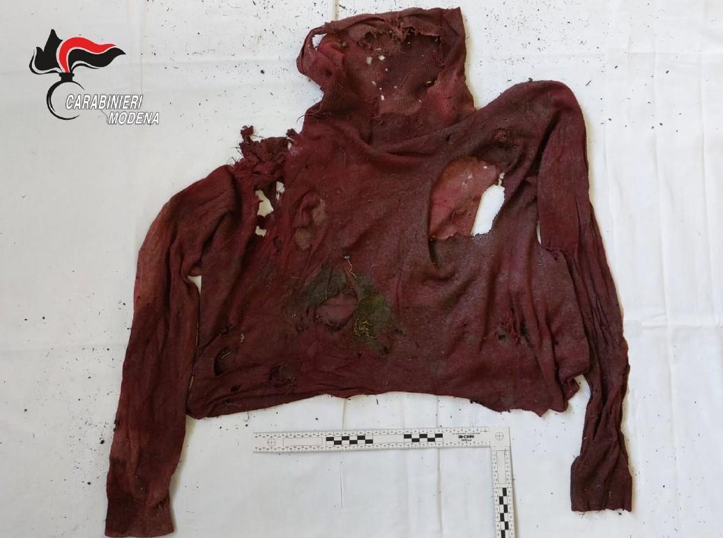 Ossa ritrovate a Maranello, appello dei carabinieri: "Aiutateci a riconoscere la vittima: ecco i suoi vestiti. Chi sa parli"