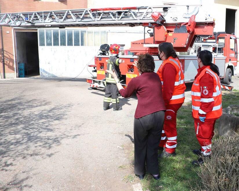 Dimentica in camera la candela accesa. Divampa l’incendio in una casa in via Ferri 