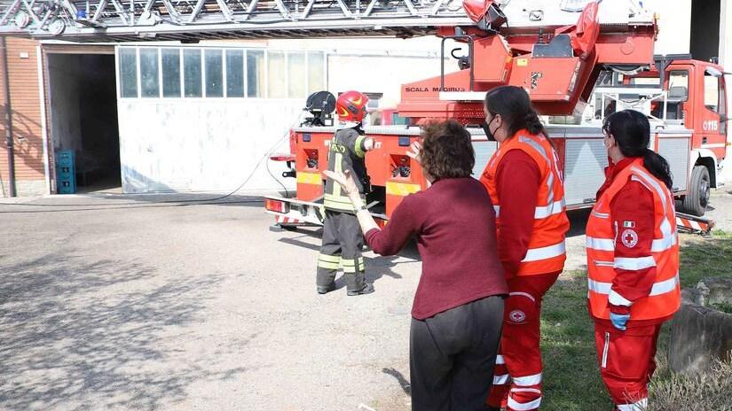 Dimentica in camera la candela accesa. Divampa l’incendio in una casa in via Ferri