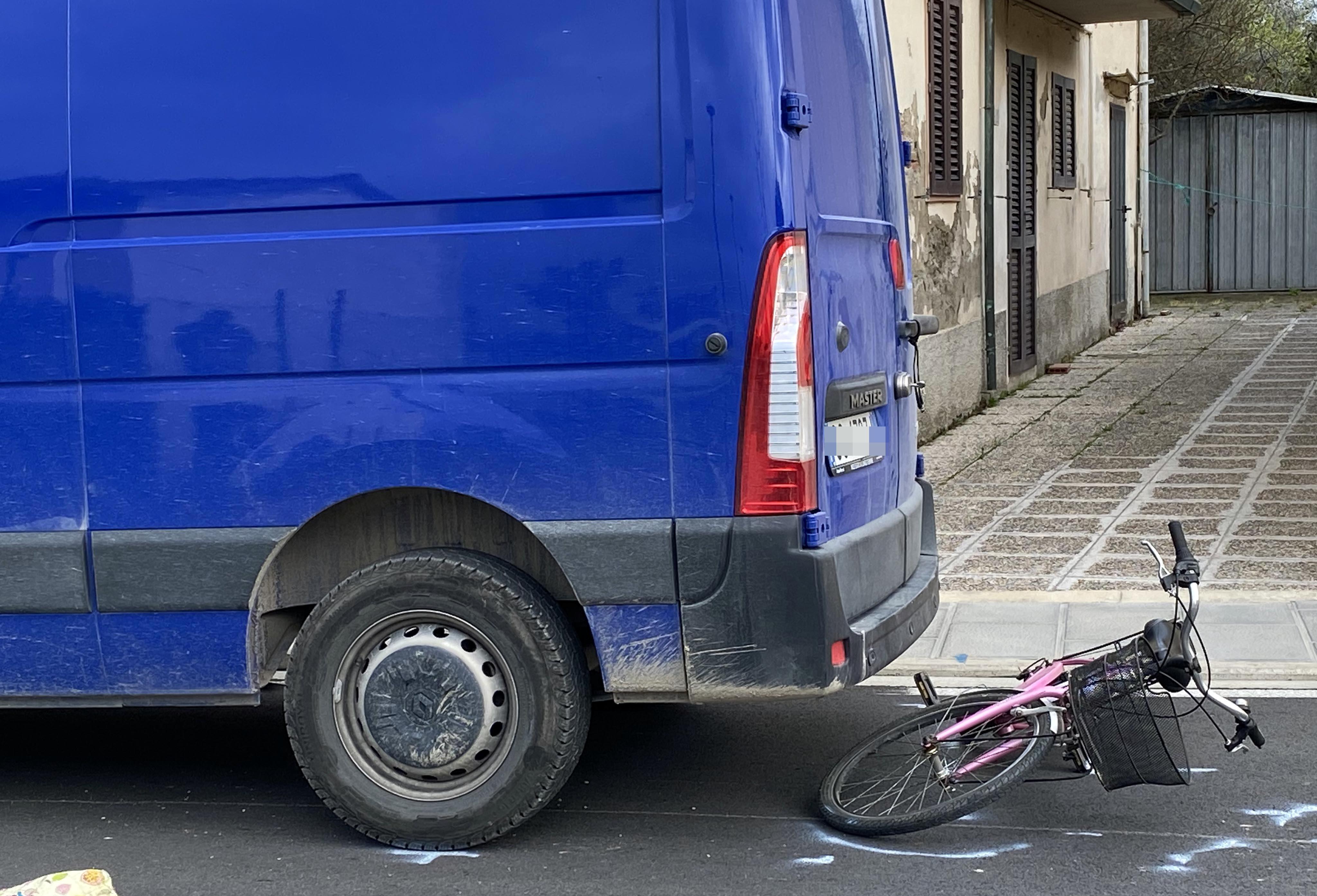 L'impatto tra il furgone e la bicicletta (foto Silvi)
