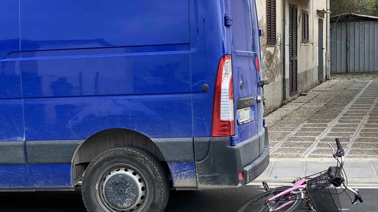 L'impatto tra il furgone e la bicicletta (foto Silvi)