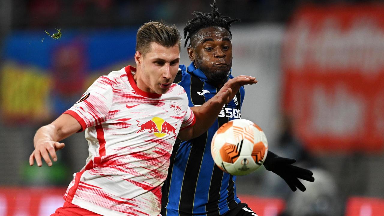 Il difensore del Lipsia, Orban, contrasta il centravanti dell'Atalanta, Zapata, nel match terminato 1-1 (Foto Epa/Filip Singer)