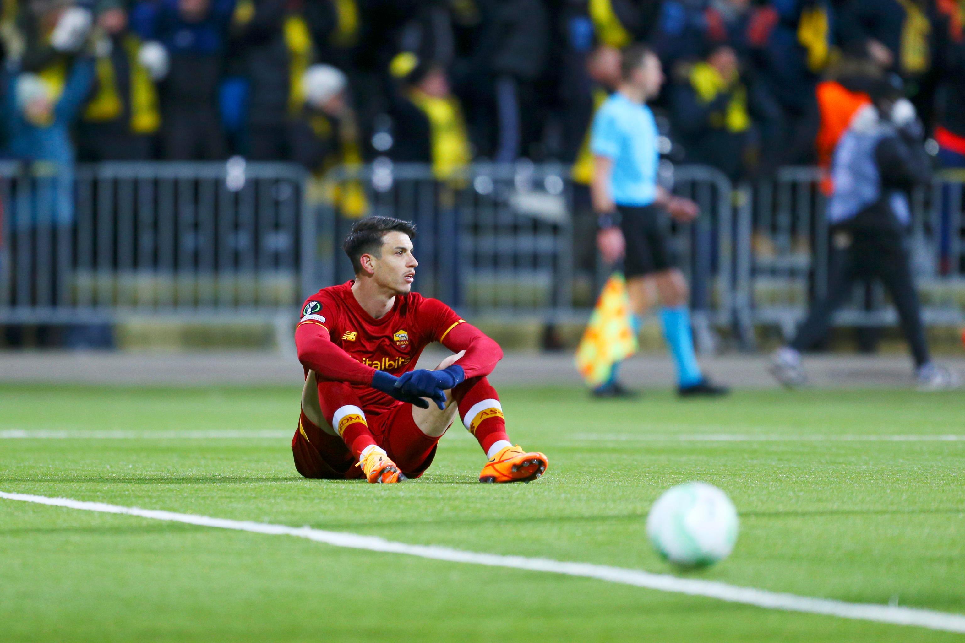 Il difensore della Roma, Ibanez, al termine della sfida persa dalla Roma in Norvegia contro il Bodo Glimt (Foto Epa/Mats Torbergsen)
