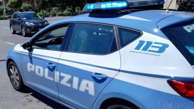 Prende a pugni una donna: bloccato da due giovani e arrestato dalla polizia