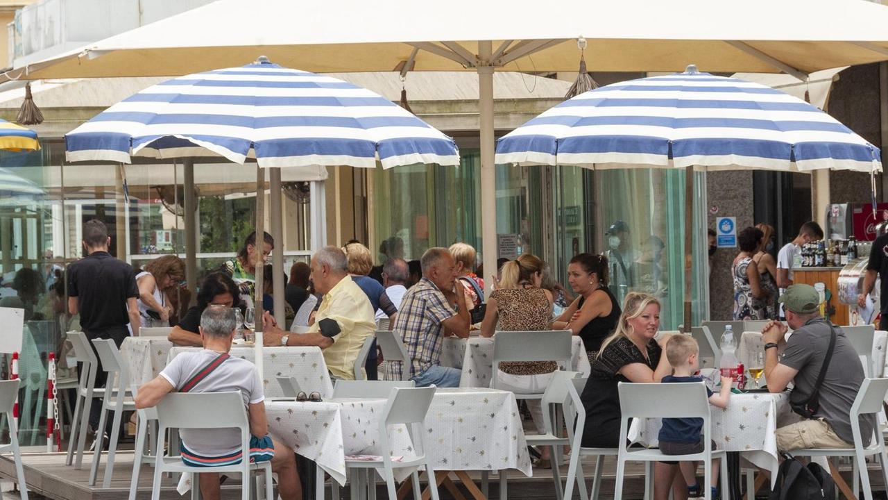 Tavoli, sedie e ombrelloni: a Viareggio il suolo in più sarà gratuito. Ecco le nuove regole
