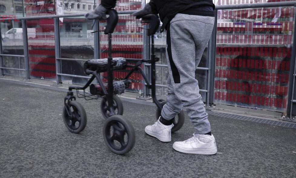 Disabile “respinta” alla visita: «Manca il lettino che le serve» 