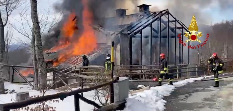 Lo chalet distrutto dall'incendio, il proprietario: «Ho fatto in tempo solo a prendere il pc» 