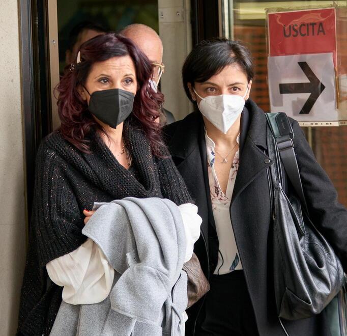 Emma Marrazzo (a sinistra), madre di Luana D’Orazio, all’uscita dal Tribunale con l’avvocato Daniela Fontaneto