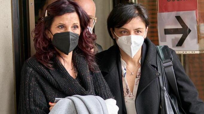 Emma Marrazzo (a sinistra), madre di Luana D’Orazio, all’uscita dal Tribunale con l’avvocato Daniela Fontaneto