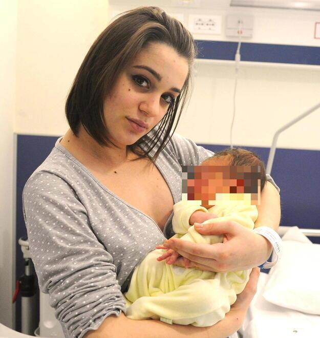 Luana D’Orazio con in braccio il figlio appena nato