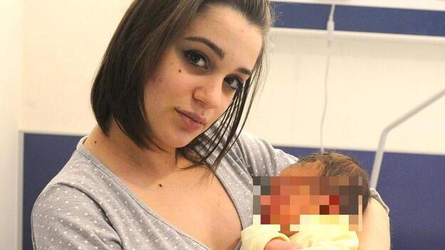 Luana D’Orazio con in braccio il figlio appena nato