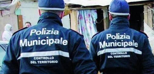 Due agenti della polizia municipale (foto d'archivio)