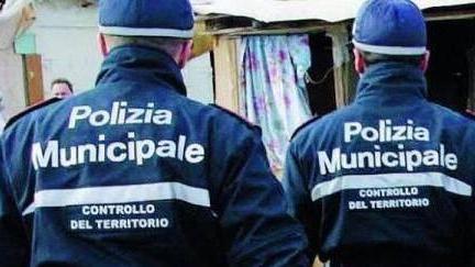 Due agenti della polizia municipale (foto d'archivio)